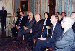 Il Presidente della Repubblica Oscar Luigi Scalfaro riceve in udienza Giovanni Ruggeri, presidente dell'Istituto Poligrafico e Zecca dello Stato, con i rappresentanti degli Istituti che hanno collaborato alla realizzazione dell'opera "Storia d'Italia del XX secolo" per presentare l'opera