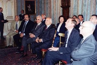 Il Presidente della Repubblica Oscar Luigi Scalfaro riceve in udienza Giovanni Ruggeri, presidente dell'Istituto Poligrafico e Zecca dello Stato, con i rappresentanti degli Istituti che hanno collaborato alla realizzazione dell'opera "Storia d'Italia del XX secolo" per presentare l'opera