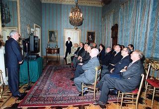 Il Presidente della Repubblica Oscar Luigi Scalfaro riceve in udienza Giovanni Ruggeri, presidente dell'Istituto Poligrafico e Zecca dello Stato, con i rappresentanti degli Istituti che hanno collaborato alla realizzazione dell'opera "Storia d'Italia del XX secolo" per presentare l'opera