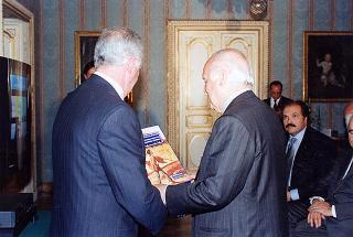 Il Presidente della Repubblica Oscar Luigi Scalfaro riceve in udienza Giovanni Ruggeri, presidente dell'Istituto Poligrafico e Zecca dello Stato, con i rappresentanti degli Istituti che hanno collaborato alla realizzazione dell'opera "Storia d'Italia del XX secolo" per presentare l'opera