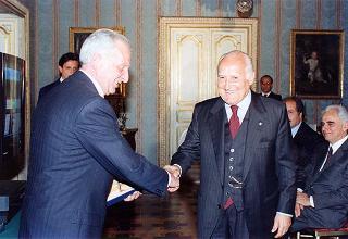 Il Presidente della Repubblica Oscar Luigi Scalfaro riceve in udienza Giovanni Ruggeri, presidente dell'Istituto Poligrafico e Zecca dello Stato, con i rappresentanti degli Istituti che hanno collaborato alla realizzazione dell'opera "Storia d'Italia del XX secolo" per presentare l'opera