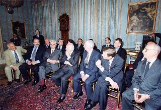 Il Presidente della Repubblica Oscar Luigi Scalfaro riceve in udienza Giovanni Ruggeri, presidente dell'Istituto Poligrafico e Zecca dello Stato, con i rappresentanti degli Istituti che hanno collaborato alla realizzazione dell'opera "Storia d'Italia del XX secolo" per presentare l'opera