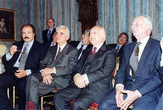 Il Presidente della Repubblica Oscar Luigi Scalfaro riceve in udienza Giovanni Ruggeri, presidente dell'Istituto Poligrafico e Zecca dello Stato, con i rappresentanti degli Istituti che hanno collaborato alla realizzazione dell'opera "Storia d'Italia del XX secolo" per presentare l'opera