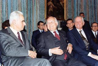 Il Presidente della Repubblica Oscar Luigi Scalfaro riceve in udienza Giovanni Ruggeri, presidente dell'Istituto Poligrafico e Zecca dello Stato, con i rappresentanti degli Istituti che hanno collaborato alla realizzazione dell'opera "Storia d'Italia del XX secolo" per presentare l'opera