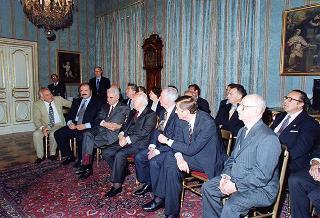 Il Presidente della Repubblica Oscar Luigi Scalfaro riceve in udienza Giovanni Ruggeri, presidente dell'Istituto Poligrafico e Zecca dello Stato, con i rappresentanti degli Istituti che hanno collaborato alla realizzazione dell'opera "Storia d'Italia del XX secolo" per presentare l'opera