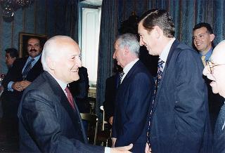 Il Presidente della Repubblica Oscar Luigi Scalfaro riceve in udienza Giovanni Ruggeri, presidente dell'Istituto Poligrafico e Zecca dello Stato, con i rappresentanti degli Istituti che hanno collaborato alla realizzazione dell'opera "Storia d'Italia del XX secolo" per presentare l'opera