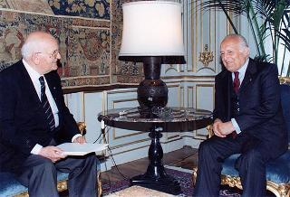 Il Presidente della Repubblica Oscar Luigi Scalfaro riceve in udienza Elio Faralli, presidente del Consiglio di amministrazione della Banca Popolare dell'Etruria e del Lazio, con il prof. Giuseppe Marmorini, presidente del Collegio sindacale e il dott. Alessandro Redi, direttore generale dell'Istituto