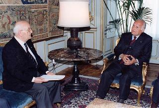Il Presidente della Repubblica Oscar Luigi Scalfaro riceve in udienza Elio Faralli, presidente del Consiglio di amministrazione della Banca Popolare dell'Etruria e del Lazio, con il prof. Giuseppe Marmorini, presidente del Collegio sindacale e il dott. Alessandro Redi, direttore generale dell'Istituto
