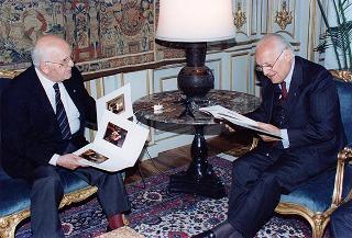 Il Presidente della Repubblica Oscar Luigi Scalfaro riceve in udienza Elio Faralli, presidente del Consiglio di amministrazione della Banca Popolare dell'Etruria e del Lazio, con il prof. Giuseppe Marmorini, presidente del Collegio sindacale e il dott. Alessandro Redi, direttore generale dell'Istituto