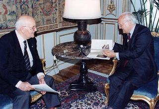 Il Presidente della Repubblica Oscar Luigi Scalfaro riceve in udienza Elio Faralli, presidente del Consiglio di amministrazione della Banca Popolare dell'Etruria e del Lazio, con il prof. Giuseppe Marmorini, presidente del Collegio sindacale e il dott. Alessandro Redi, direttore generale dell'Istituto