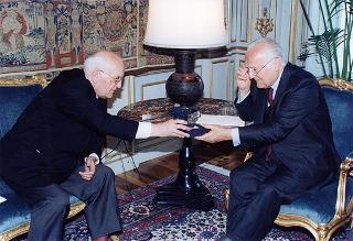 Il Presidente della Repubblica Oscar Luigi Scalfaro riceve in udienza Elio Faralli, presidente del Consiglio di amministrazione della Banca Popolare dell'Etruria e del Lazio, con il prof. Giuseppe Marmorini, presidente del Collegio sindacale e il dott. Alessandro Redi, direttore generale dell'Istituto