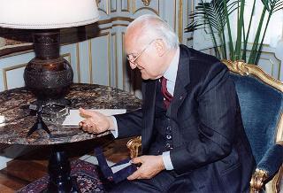 Il Presidente della Repubblica Oscar Luigi Scalfaro riceve in udienza Elio Faralli, presidente del Consiglio di amministrazione della Banca Popolare dell'Etruria e del Lazio, con il prof. Giuseppe Marmorini, presidente del Collegio sindacale e il dott. Alessandro Redi, direttore generale dell'Istituto