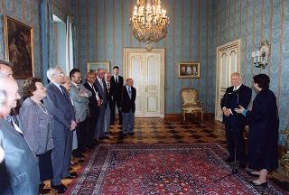 Il Presidente della Repubblica Oscar Luigi Scalfaro riceve in udienza una delegazione dei Sindacati dei pensionati di Novara, per presentare una documentazione sulla Resistenza novarese