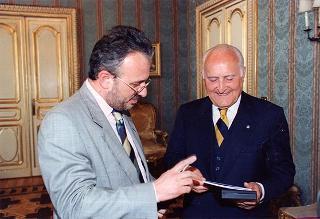 Il Presidente della Repubblica Oscar Luigi Scalfaro riceve in udienza una delegazione dei Sindacati dei pensionati di Novara, per presentare una documentazione sulla Resistenza novarese