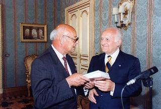 Il Presidente della Repubblica Oscar Luigi Scalfaro riceve in udienza una delegazione dei Sindacati dei pensionati di Novara, per presentare una documentazione sulla Resistenza novarese