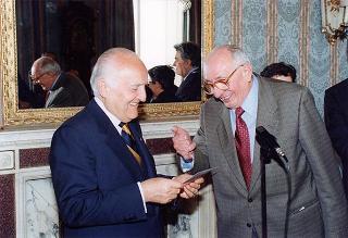 Il Presidente della Repubblica Oscar Luigi Scalfaro riceve in udienza una delegazione dei Sindacati dei pensionati di Novara, per presentare una documentazione sulla Resistenza novarese