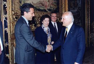 Il Presidente della Repubblica Oscar Luigi Scalfaro incontra alcuni giovani interpreti dello spettacolo "Sogno di una notte di mezza estate", messo in scena al Teatro Argentina dal laboratorio teatrale pilota integrato "Piero Gabrielli"