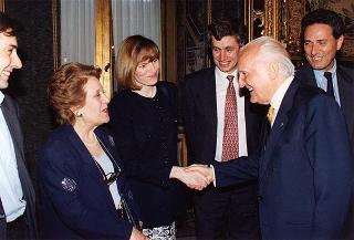 Il Presidente della Repubblica Oscar Luigi Scalfaro incontra alcuni giovani interpreti dello spettacolo "Sogno di una notte di mezza estate", messo in scena al Teatro Argentina dal laboratorio teatrale pilota integrato "Piero Gabrielli"