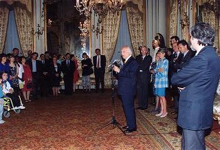 Il Presidente della Repubblica Oscar Luigi Scalfaro incontra alcuni giovani interpreti dello spettacolo "Sogno di una notte di mezza estate", messo in scena al Teatro Argentina dal laboratorio teatrale pilota integrato "Piero Gabrielli"