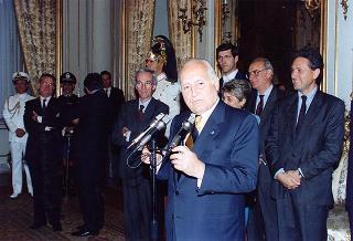 Il Presidente della Repubblica Oscar Luigi Scalfaro incontra alcuni giovani interpreti dello spettacolo "Sogno di una notte di mezza estate", messo in scena al Teatro Argentina dal laboratorio teatrale pilota integrato "Piero Gabrielli"