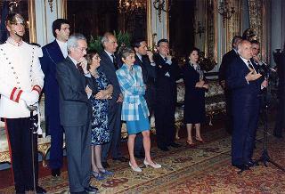 Il Presidente della Repubblica Oscar Luigi Scalfaro incontra alcuni giovani interpreti dello spettacolo "Sogno di una notte di mezza estate", messo in scena al Teatro Argentina dal laboratorio teatrale pilota integrato "Piero Gabrielli"