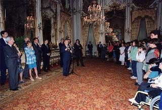 Il Presidente della Repubblica Oscar Luigi Scalfaro incontra alcuni giovani interpreti dello spettacolo "Sogno di una notte di mezza estate", messo in scena al Teatro Argentina dal laboratorio teatrale pilota integrato "Piero Gabrielli"
