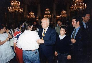 Il Presidente della Repubblica Oscar Luigi Scalfaro incontra alcuni giovani interpreti dello spettacolo "Sogno di una notte di mezza estate", messo in scena al Teatro Argentina dal laboratorio teatrale pilota integrato "Piero Gabrielli"