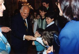 Il Presidente della Repubblica Oscar Luigi Scalfaro incontra alcuni giovani interpreti dello spettacolo "Sogno di una notte di mezza estate", messo in scena al Teatro Argentina dal laboratorio teatrale pilota integrato "Piero Gabrielli"