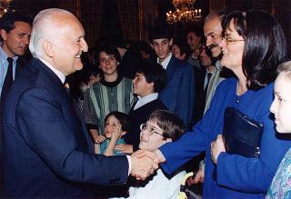 Il Presidente della Repubblica Oscar Luigi Scalfaro incontra alcuni giovani interpreti dello spettacolo "Sogno di una notte di mezza estate", messo in scena al Teatro Argentina dal laboratorio teatrale pilota integrato "Piero Gabrielli"