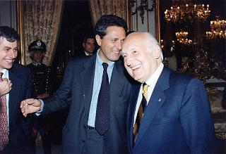 Il Presidente della Repubblica Oscar Luigi Scalfaro incontra alcuni giovani interpreti dello spettacolo "Sogno di una notte di mezza estate", messo in scena al Teatro Argentina dal laboratorio teatrale pilota integrato "Piero Gabrielli"