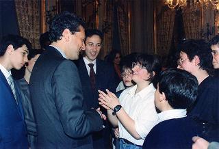 Il Presidente della Repubblica Oscar Luigi Scalfaro incontra alcuni giovani interpreti dello spettacolo "Sogno di una notte di mezza estate", messo in scena al Teatro Argentina dal laboratorio teatrale pilota integrato "Piero Gabrielli"