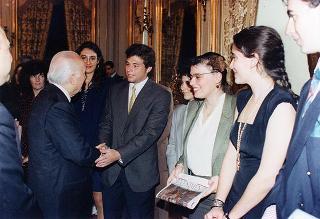 Il Presidente della Repubblica Oscar Luigi Scalfaro incontra alcuni giovani interpreti dello spettacolo "Sogno di una notte di mezza estate", messo in scena al Teatro Argentina dal laboratorio teatrale pilota integrato "Piero Gabrielli"
