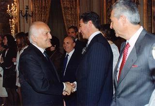 Il Presidente della Repubblica Oscar Luigi Scalfaro incontra alcuni giovani interpreti dello spettacolo "Sogno di una notte di mezza estate", messo in scena al Teatro Argentina dal laboratorio teatrale pilota integrato "Piero Gabrielli"