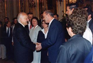 Il Presidente della Repubblica Oscar Luigi Scalfaro incontra alcuni giovani interpreti dello spettacolo "Sogno di una notte di mezza estate", messo in scena al Teatro Argentina dal laboratorio teatrale pilota integrato "Piero Gabrielli"