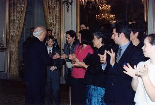 Il Presidente della Repubblica Oscar Luigi Scalfaro incontra alcuni giovani interpreti dello spettacolo "Sogno di una notte di mezza estate", messo in scena al Teatro Argentina dal laboratorio teatrale pilota integrato "Piero Gabrielli"