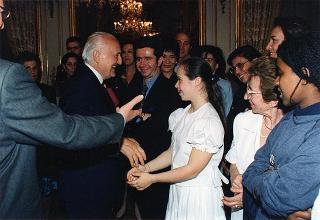 Il Presidente della Repubblica Oscar Luigi Scalfaro incontra alcuni giovani interpreti dello spettacolo "Sogno di una notte di mezza estate", messo in scena al Teatro Argentina dal laboratorio teatrale pilota integrato "Piero Gabrielli"