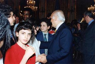Il Presidente della Repubblica Oscar Luigi Scalfaro incontra alcuni giovani interpreti dello spettacolo "Sogno di una notte di mezza estate", messo in scena al Teatro Argentina dal laboratorio teatrale pilota integrato "Piero Gabrielli"