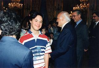 Il Presidente della Repubblica Oscar Luigi Scalfaro incontra alcuni giovani interpreti dello spettacolo "Sogno di una notte di mezza estate", messo in scena al Teatro Argentina dal laboratorio teatrale pilota integrato "Piero Gabrielli"