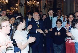 Il Presidente della Repubblica Oscar Luigi Scalfaro incontra alcuni giovani interpreti dello spettacolo "Sogno di una notte di mezza estate", messo in scena al Teatro Argentina dal laboratorio teatrale pilota integrato "Piero Gabrielli"