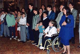 Il Presidente della Repubblica Oscar Luigi Scalfaro incontra alcuni giovani interpreti dello spettacolo "Sogno di una notte di mezza estate", messo in scena al Teatro Argentina dal laboratorio teatrale pilota integrato "Piero Gabrielli"