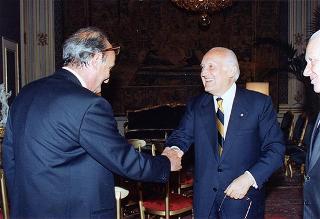 Il Presidente della Repubblica Oscar Luigi Scalfaro incontra il prof. Gian Tommaso Scarascia Mugnozza, presidente dell'Accademia nazionale delle scienze, con una delegazione di partecipanti al Seminario sul "Monitoraggio ambientale della Tenuta di Castelporziano"
