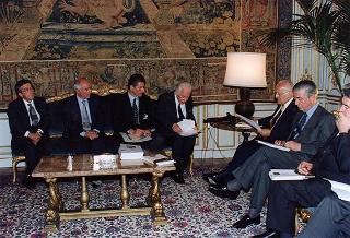 Il Presidente della Repubblica Oscar Luigi Scalfaro incontra il prof. Gian Tommaso Scarascia Mugnozza, presidente dell'Accademia nazionale delle scienze, con una delegazione di partecipanti al Seminario sul "Monitoraggio ambientale della Tenuta di Castelporziano"