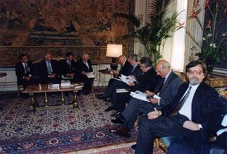 Il Presidente della Repubblica Oscar Luigi Scalfaro incontra il prof. Gian Tommaso Scarascia Mugnozza, presidente dell'Accademia nazionale delle scienze, con una delegazione di partecipanti al Seminario sul "Monitoraggio ambientale della Tenuta di Castelporziano"