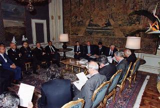 Il Presidente della Repubblica Oscar Luigi Scalfaro incontra il prof. Gian Tommaso Scarascia Mugnozza, presidente dell'Accademia nazionale delle scienze, con una delegazione di partecipanti al Seminario sul "Monitoraggio ambientale della Tenuta di Castelporziano"