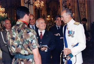 Amm. sq. Angelo Mariani, Capo di Stato maggiore della Marina, con una rappresentanza della Forza Armata, per la Festa della Marina