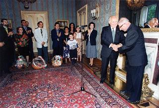 Il Presidente della Repubblica Oscar Luigi Scalfaro incontra l'on. Rosa Jervolino Russo, con giovani dell'Azione Cattolica di San Vitaliano (Napoli)