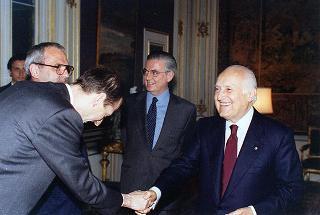 Il Presidente della Repubblica Oscar Luigi Scalfaro riceve Selim Beslagic, sindaco di Tuzla, presidente dell'Unione dei Socialdemocratici di Bosnia