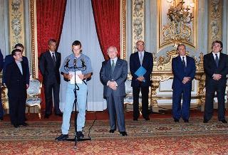 Il Presidente della Repubblica Oscar Luigi Scalfaro incontra alcuni ragazzi dell'Azione Cattolica della Diocesi di Novara
