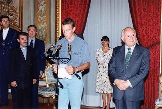 Il Presidente della Repubblica Oscar Luigi Scalfaro incontra alcuni ragazzi dell'Azione Cattolica della Diocesi di Novara