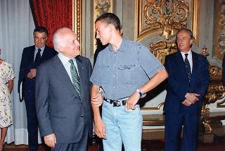 Il Presidente della Repubblica Oscar Luigi Scalfaro incontra alcuni ragazzi dell'Azione Cattolica della Diocesi di Novara